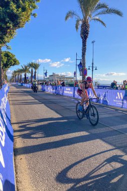 TORREMOLINOS, İspanya - 17 Ekim 2024: Dünya Triatlon Şampiyonası finali 17 Ekim 2024 tarihinde İspanya 'nın Torremolinos kentinde