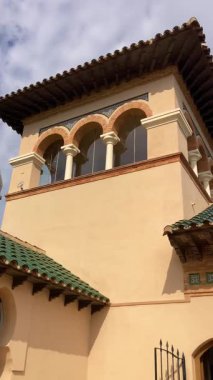 TORREMOLINOS, SPAIN - 25 Ekim 2024: Navajas Sarayı, 1925 'teki Mağribi canlanmasının fayanslarıyla süslenmiş bir saray, Torremolinos, İspanya' da 25 Ekim 2024 'te