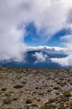 Bulutlu dağların üzerinden Mulhacen Tepesi 'ne, Sierra Nevada Ulusal Parkı' na, Endülüs 'e, İspanya' ya