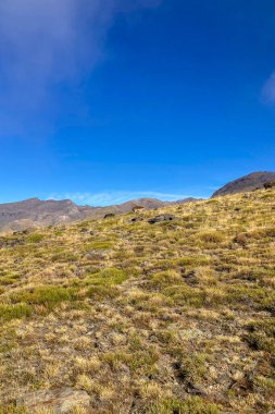 Bulutlu dağların üzerinden Mulhacen Tepesi 'ne, Sierra Nevada Ulusal Parkı' na, Endülüs 'e, İspanya' ya