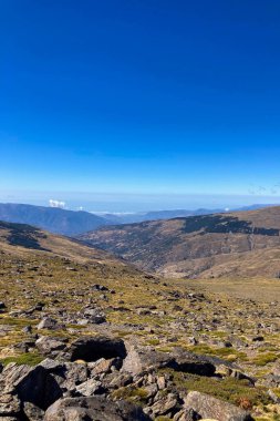 Bulutlu dağların üzerinden Mulhacen Tepesi 'ne, Sierra Nevada Ulusal Parkı' na, Endülüs 'e, İspanya' ya