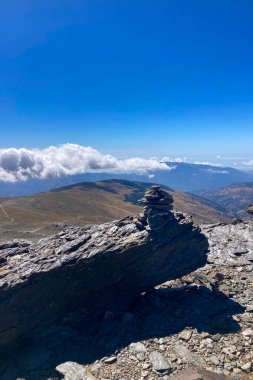 Bulutlu dağların üzerinden Mulhacen Tepesi 'ne, Sierra Nevada Ulusal Parkı' na, Endülüs 'e, İspanya' ya