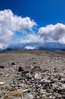 Bulutlu dağların üzerinden Mulhacen Tepesi 'ne, Sierra Nevada Ulusal Parkı' na, Endülüs 'e, İspanya' ya