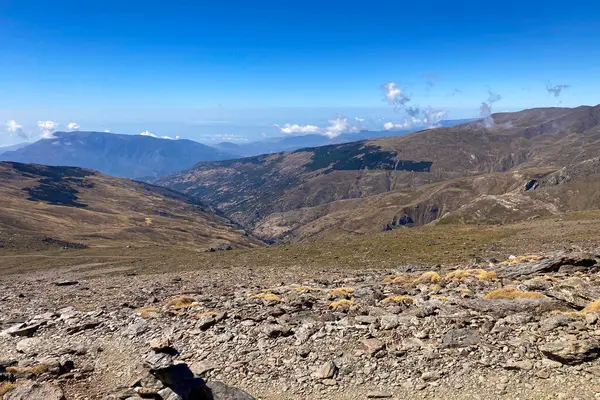 Bulutlu dağların üzerinden Mulhacen Tepesi 'ne, Sierra Nevada Ulusal Parkı' na, Endülüs 'e, İspanya' ya