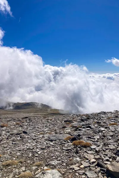Bulutlu dağların üzerinden Mulhacen Tepesi 'ne, Sierra Nevada Ulusal Parkı' na, Endülüs 'e, İspanya' ya