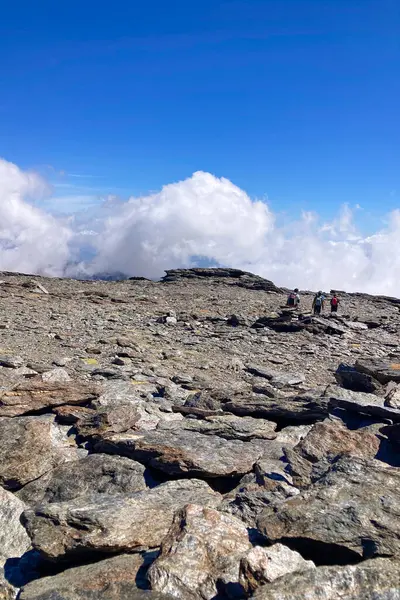 SIERRA NEVADA, İspanya - 5 Ekim 2024: Sierra Nevada Ulusal Parkı 'ndaki Mulhacen tepesine yürüyüş yolu 5 Ekim 2024
