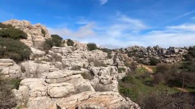 Torcal de Antequerra Ulusal Parkı 'nda yürüyüş, kireçtaşı kaya oluşumları ve Endülüs, Malaga, İspanya' da alışılmadık karst şekilleriyle tanınan.