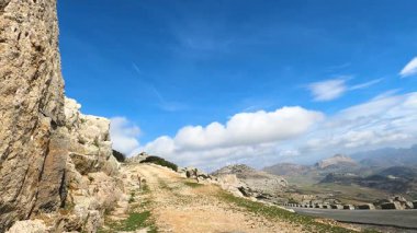 Antequerra Ulusal Parkı 'na giden yol, kireçtaşı kaya oluşumları ve Endülüs, Malaga, İspanya' daki alışılmadık karst yapılarıyla tanınıyor..