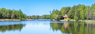 Ukrayna 'daki Sukholuchchya Parkı' ndan Dinyeper Nehri üzerinde sergilenen manzaralar dingin manzaralar ve yemyeşil alanlar sergiliyor..