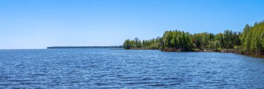 Ukrayna 'daki Sukholuchchya Parkı' ndan Dinyeper Nehri üzerinde sergilenen manzaralar dingin manzaralar ve yemyeşil alanlar sergiliyor..