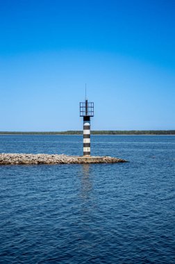 Ukrayna 'daki Sukholuchchya Parkı' ndan Dinyeper Nehri üzerinde sergilenen manzaralar dingin manzaralar ve yemyeşil alanlar sergiliyor..