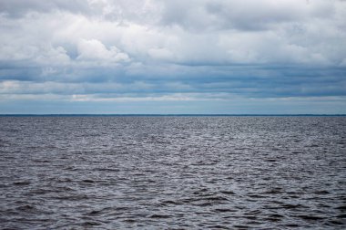 Ukrayna, Lyutizh yakınlarındaki Kyiv Denizi 'nde dramatik fırtına bulutları toplanarak çarpıcı ve dengesiz bir atmosfer yaratıyor..