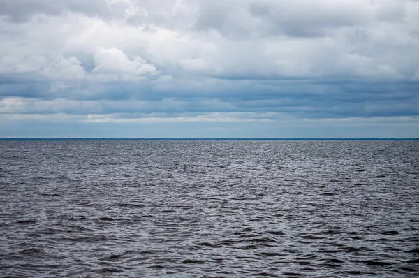 Ukrayna, Lyutizh yakınlarındaki Kyiv Denizi 'nde dramatik fırtına bulutları toplanarak çarpıcı ve dengesiz bir atmosfer yaratıyor..