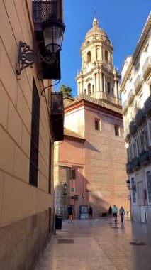 MALAGA, İspanya - 28 Mayıs 2025: Malaga, İspanya 'daki ikonik Malaga Katedrali' nin görkemli mimarisi ve tarihi görkemi