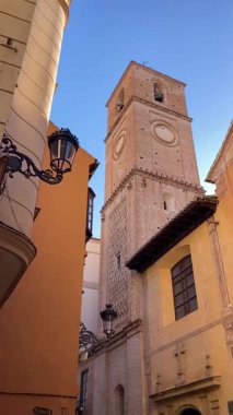 MALAGA, İspanya - 28 Mayıs 2025: Malaga, İspanya 'da kıyı atmosferinin cazibesiyle ıslanırken canlı şehrin rahat sokakları