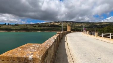 Los Bermejales Barajı, İspanya 'nın Granada eyaletindeki doğal manzaralar ve çam ormanlarıyla çevrili sakin bir su kütlesidir.