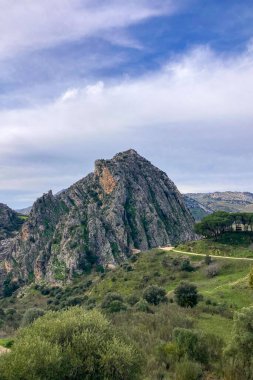 İspanya 'nın Endülüs Bölgesi' nin Malaga ilindeki Montejaque barajına (Presa de Montejaque) ve Hundidero mağarasına yürüyüş