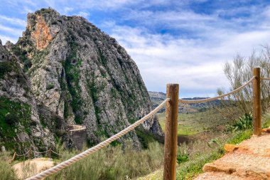 İspanya 'nın Endülüs Bölgesi' nin Malaga ilindeki Montejaque barajına (Presa de Montejaque) ve Hundidero mağarasına yürüyüş