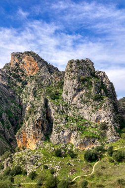 İspanya 'nın Endülüs Bölgesi' nin Malaga ilindeki Montejaque barajına (Presa de Montejaque) ve Hundidero mağarasına yürüyüş