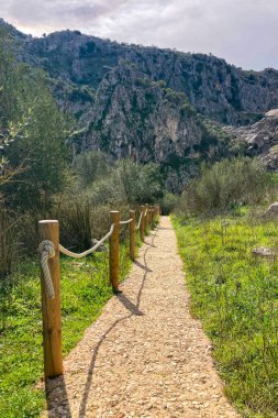 İspanya 'nın Endülüs Bölgesi' nin Malaga ilindeki Montejaque barajına (Presa de Montejaque) ve Hundidero mağarasına yürüyüş