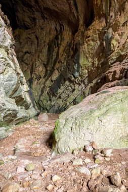 İspanya 'nın Endülüs Bölgesi' nin Malaga ilindeki Montejaque barajına (Presa de Montejaque) ve Hundidero mağarasına yürüyüş