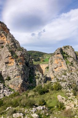 İspanya 'nın Endülüs Bölgesi' nin Malaga ilindeki Montejaque barajına (Presa de Montejaque) ve Hundidero mağarasına yürüyüş