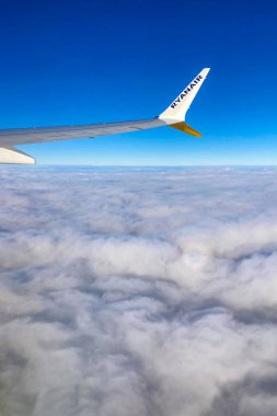 MEMINJEN, GERMANY - 3 Aralık 2024: Ryanair uçuşundan havadan görüntüleme, çarpıcı manzaralar, dağlar, nehirler, kıyı şeritleri ve Memmingen 'den Malaga yolculuğuna çıkan bulutlar