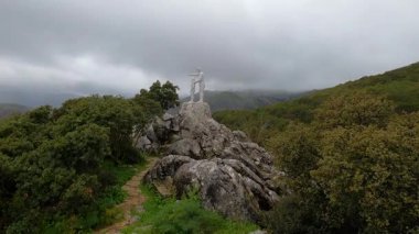 El BURGO, İspanya - 18 Nisan 2025: Guarda Ormanı manzarası El Burgo, Malaga, İspanya 'da manzaralı güzelliğin doğal alanıdır