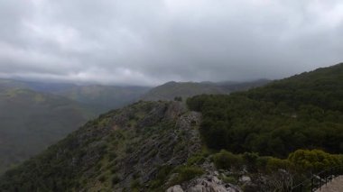 Guarda Ormanı bakış açısı, İspanya 'nın Malaga eyaletinin El Burgo belediyesine bağlı doğal manzaralı bir güzelliktir.