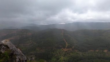Guarda Ormanı bakış açısı, İspanya 'nın Malaga eyaletinin El Burgo belediyesine bağlı doğal manzaralı bir güzelliktir.