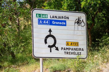 ORGIVA, İspanya - 18 Mayıs 2025: Rgiva, İspanya 'da geleneksel mimari ve yerel atmosfer ile çevrili büyüleyici şehir merkezinde gezinmek