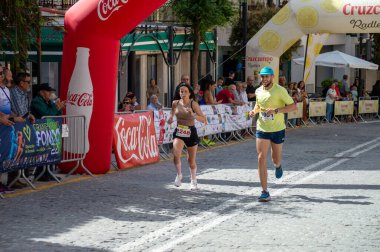 ORGIVA, İSPA - 18 Mayıs 2025: La Carrera Popüler Orgiva İspanya 'nın Orgiva kentinde 18.500 metre uzunluğundaki en uzun mesafe atletizm müsabakasıdır.