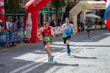 ORGIVA, İSPA - 18 Mayıs 2025: La Carrera Popüler Orgiva İspanya 'nın Orgiva kentinde 18.500 metre uzunluğundaki en uzun mesafe atletizm müsabakasıdır.