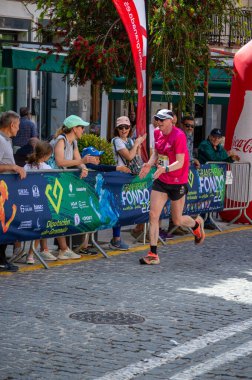 ORGIVA, İSPA - 18 Mayıs 2025: La Carrera Popüler Orgiva İspanya 'nın Orgiva kentinde 18.500 metre uzunluğundaki en uzun mesafe atletizm müsabakasıdır.