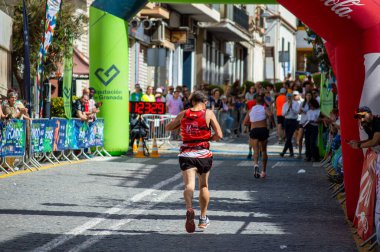 ORGIVA, İSPA - 18 Mayıs 2025: La Carrera Popüler Orgiva İspanya 'nın Orgiva kentinde 18.500 metre uzunluğundaki en uzun mesafe atletizm müsabakasıdır.