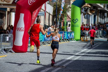 ORGIVA, İSPA - 18 Mayıs 2025: La Carrera Popüler Orgiva İspanya 'nın Orgiva kentinde 18.500 metre uzunluğundaki en uzun mesafe atletizm müsabakasıdır.