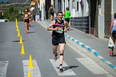 ORGIVA, İSPA - 18 Mayıs 2025: La Carrera Popüler Orgiva İspanya 'nın Orgiva kentinde 18.500 metre uzunluğundaki en uzun mesafe atletizm müsabakasıdır.