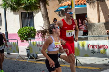 ORGIVA, İSPA - 18 Mayıs 2025: La Carrera Popüler Orgiva İspanya 'nın Orgiva kentinde 18.500 metre uzunluğundaki en uzun mesafe atletizm müsabakasıdır.