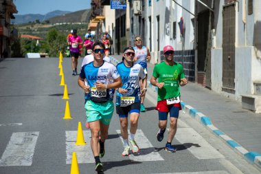 ORGIVA, İSPA - 18 Mayıs 2025: La Carrera Popüler Orgiva İspanya 'nın Orgiva kentinde 18.500 metre uzunluğundaki en uzun mesafe atletizm müsabakasıdır.