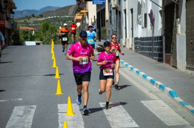 ORGIVA, İSPA - 18 Mayıs 2025: La Carrera Popüler Orgiva İspanya 'nın Orgiva kentinde 18.500 metre uzunluğundaki en uzun mesafe atletizm müsabakasıdır.