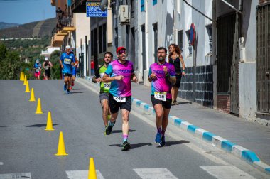 ORGIVA, İSPA - 18 Mayıs 2025: La Carrera Popüler Orgiva İspanya 'nın Orgiva kentinde 18.500 metre uzunluğundaki en uzun mesafe atletizm müsabakasıdır.