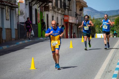 ORGIVA, İSPA - 18 Mayıs 2025: La Carrera Popüler Orgiva İspanya 'nın Orgiva kentinde 18.500 metre uzunluğundaki en uzun mesafe atletizm müsabakasıdır.