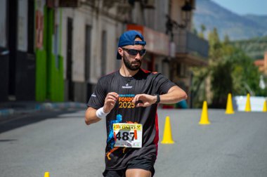 ORGIVA, İSPA - 18 Mayıs 2025: La Carrera Popüler Orgiva İspanya 'nın Orgiva kentinde 18.500 metre uzunluğundaki en uzun mesafe atletizm müsabakasıdır.