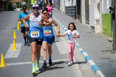 ORGIVA, İSPA - 18 Mayıs 2025: La Carrera Popüler Orgiva İspanya 'nın Orgiva kentinde 18.500 metre uzunluğundaki en uzun mesafe atletizm müsabakasıdır.