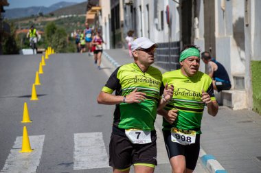 ORGIVA, İSPA - 18 Mayıs 2025: La Carrera Popüler Orgiva İspanya 'nın Orgiva kentinde 18.500 metre uzunluğundaki en uzun mesafe atletizm müsabakasıdır.