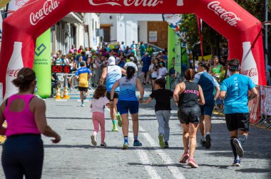ORGIVA, İSPA - 18 Mayıs 2025: La Carrera Popüler Orgiva İspanya 'nın Orgiva kentinde 18.500 metre uzunluğundaki en uzun mesafe atletizm müsabakasıdır.
