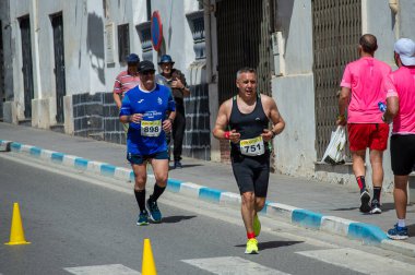 ORGIVA, İSPA - 18 Mayıs 2025: La Carrera Popüler Orgiva İspanya 'nın Orgiva kentinde 18.500 metre uzunluğundaki en uzun mesafe atletizm müsabakasıdır.