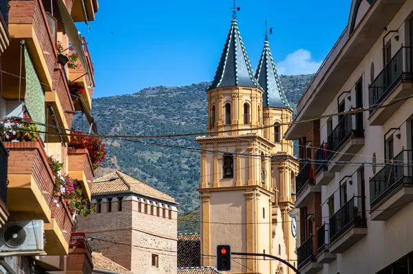 ORGIVA, İspanya - 18 Mayıs 2025: Rgiva, İspanya 'da geleneksel mimari ve yerel atmosfer ile çevrili büyüleyici şehir merkezinde gezinmek