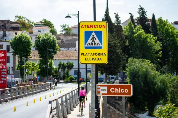 ORGIVA, İspanya - 18 Mayıs 2025: Rgiva, İspanya 'da geleneksel mimari ve yerel atmosfer ile çevrili büyüleyici şehir merkezinde gezinmek