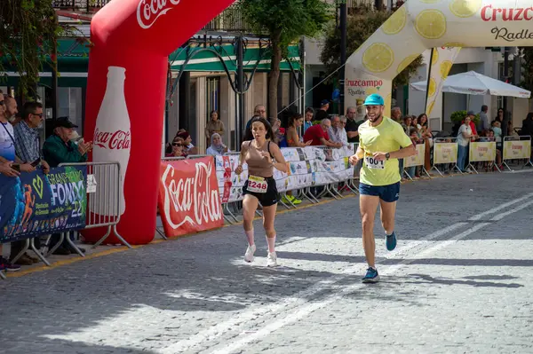 ORGIVA, İSPA - 18 Mayıs 2025: La Carrera Popüler Orgiva İspanya 'nın Orgiva kentinde 18.500 metre uzunluğundaki en uzun mesafe atletizm müsabakasıdır.